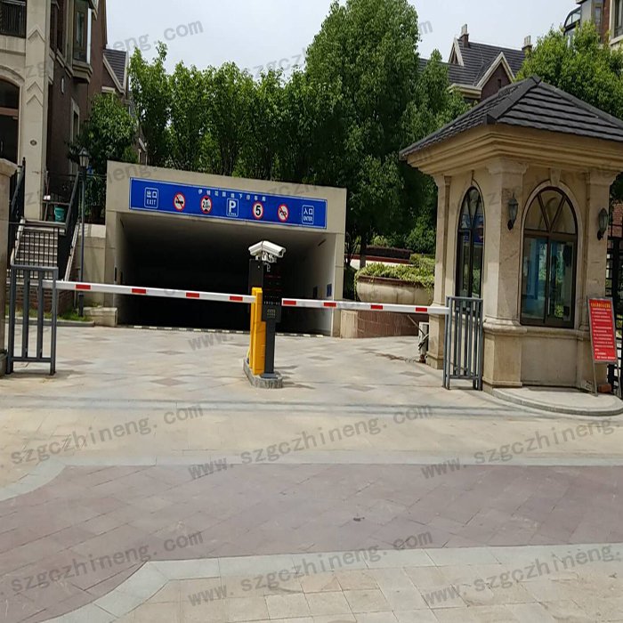 張家港伊頓花園別墅現(xiàn)場(chǎng)案例車(chē)牌識(shí)別加廣告道閘，人行通道閘（護(hù)外人臉識(shí)別加擺閘